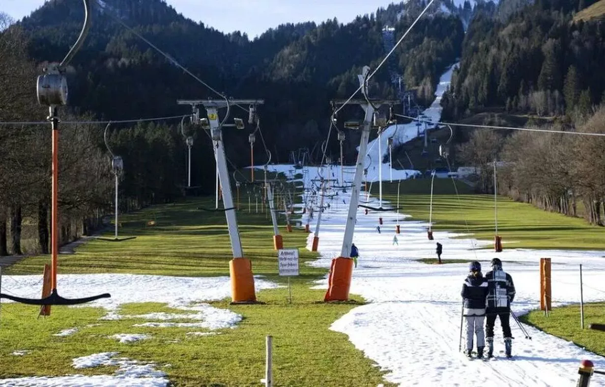 972210-Estacion-sin-nieve_tn1250x800y