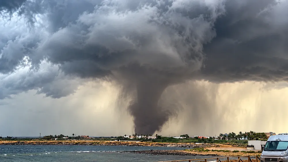 Tornado sobre la costa tormentosa