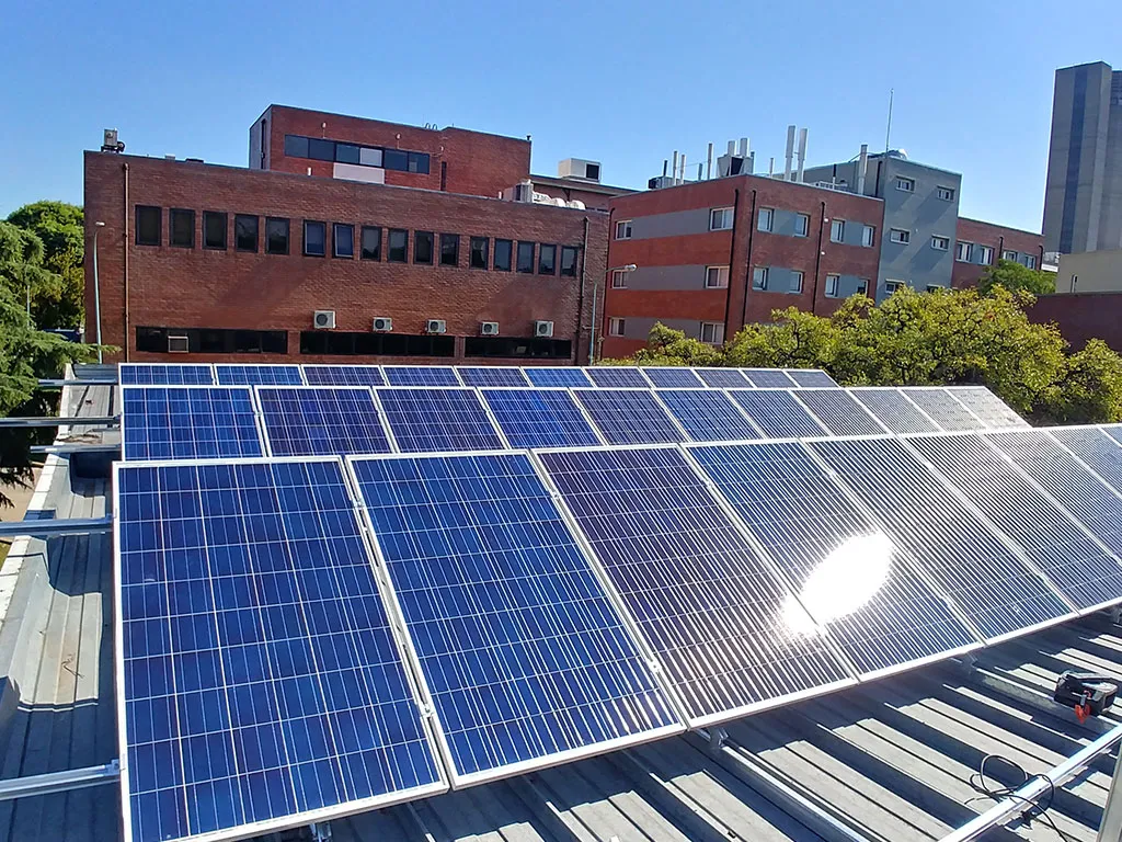 instalacion_de_paneles_solares_en_el_centro_atomico_constituyentes_cac_listos