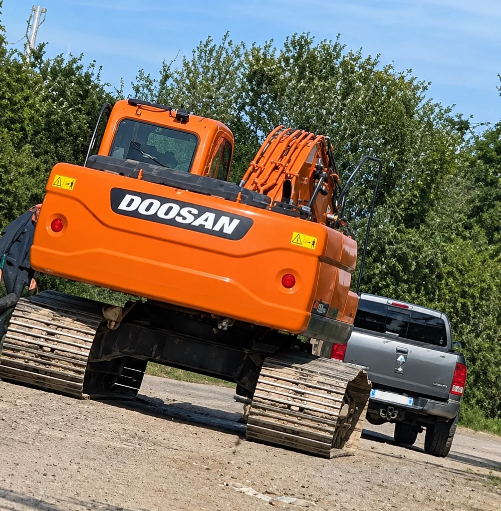 Excavadora Doosan en camino rural