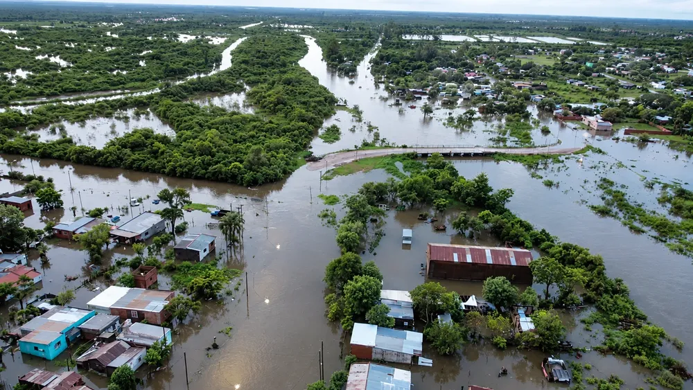 Inundación panorámica sobre pueblo ribereño