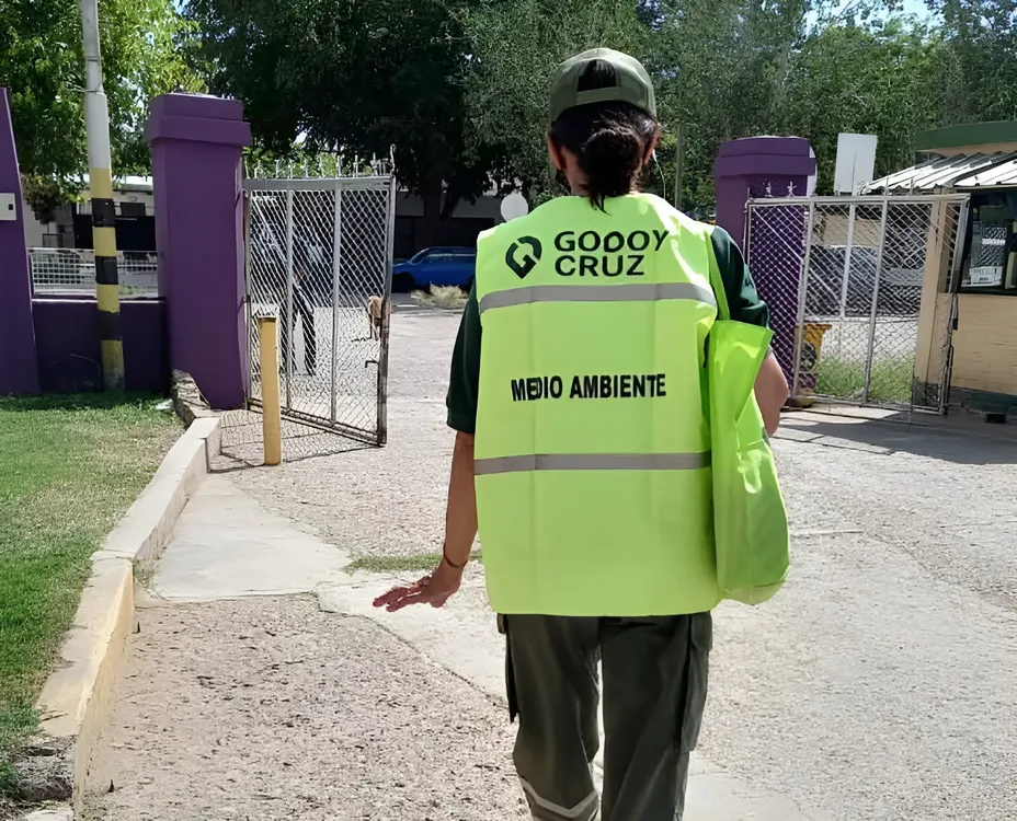 policia-ambiental-godoy-cruz-mujer-d-espaldas-ok
