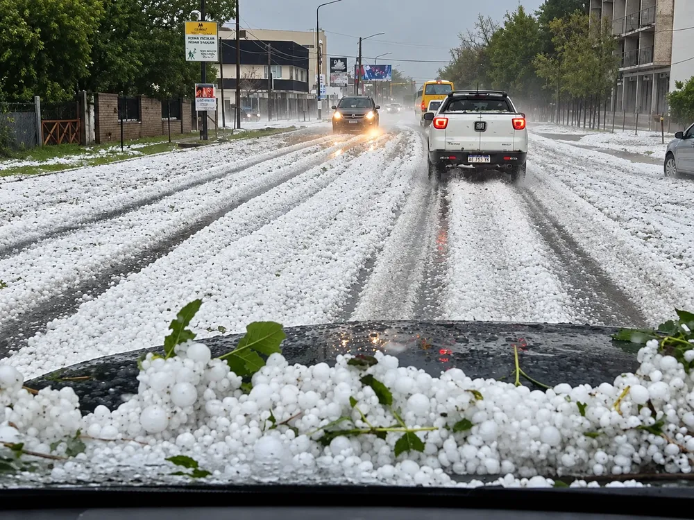 Conduciendo entre granizo urbano