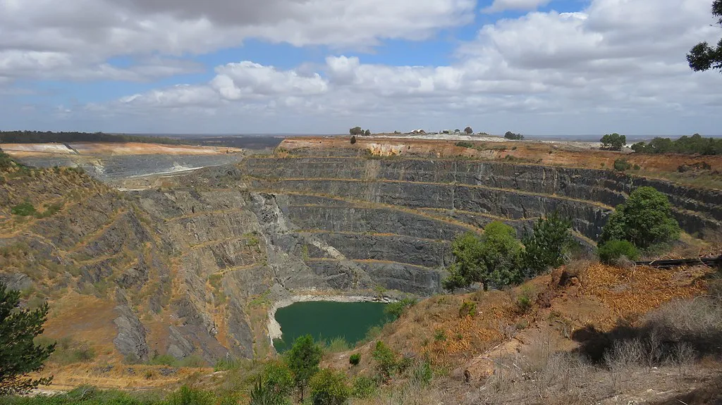 Open_pit_of_the_Greenbushes_mine,_January_2023_07