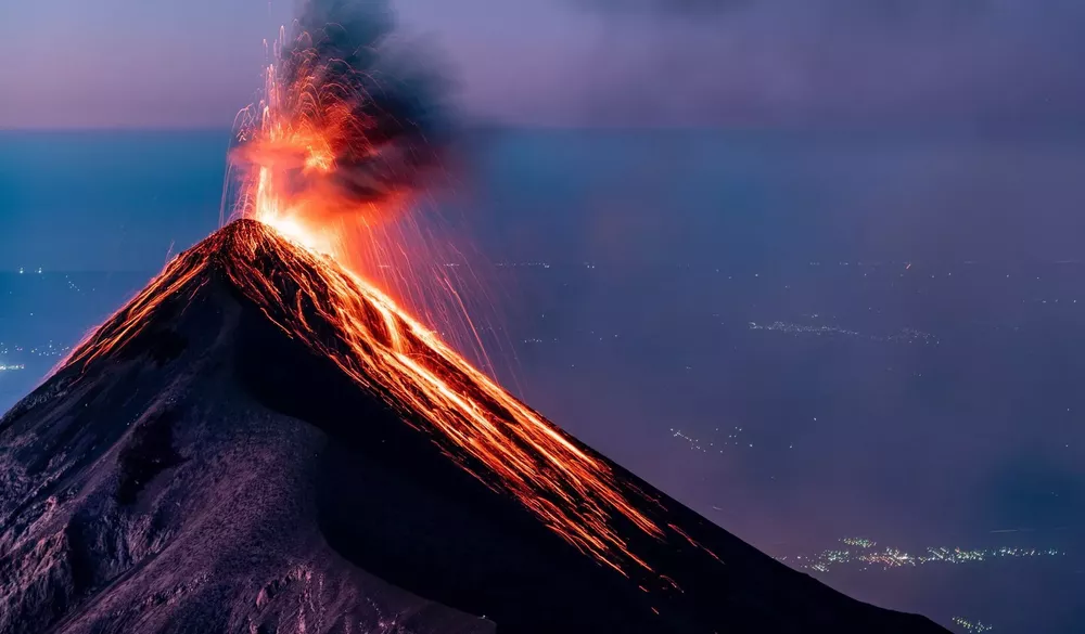 eruption-over-volcan-de-fuego-at-sunrise-seen-from-acatenango-recorte